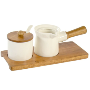 К-Т ЗАХАРНИЦА С КАПАК С ЧАЕНА ЛЪЖИЦА И КОНТЕЙНЕР ЗА МЛЯКО С ПОРЦЕЛАНОВА ЗАХАРНИЦА И КАПАК ОТ АКАЦИЕВО ДЪРВО K KASSEL 93559 Р